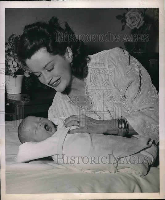 1948 Press Photo Stage & screen actress Rosemary DeCamp w/ 3rd daughter Valerie - Historic Images