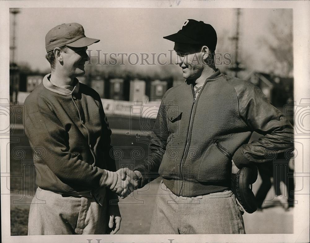 1939 Press Photo Baseball Captain Elt Douse & Ed Shea Shaking Hands Before Game - Historic Images