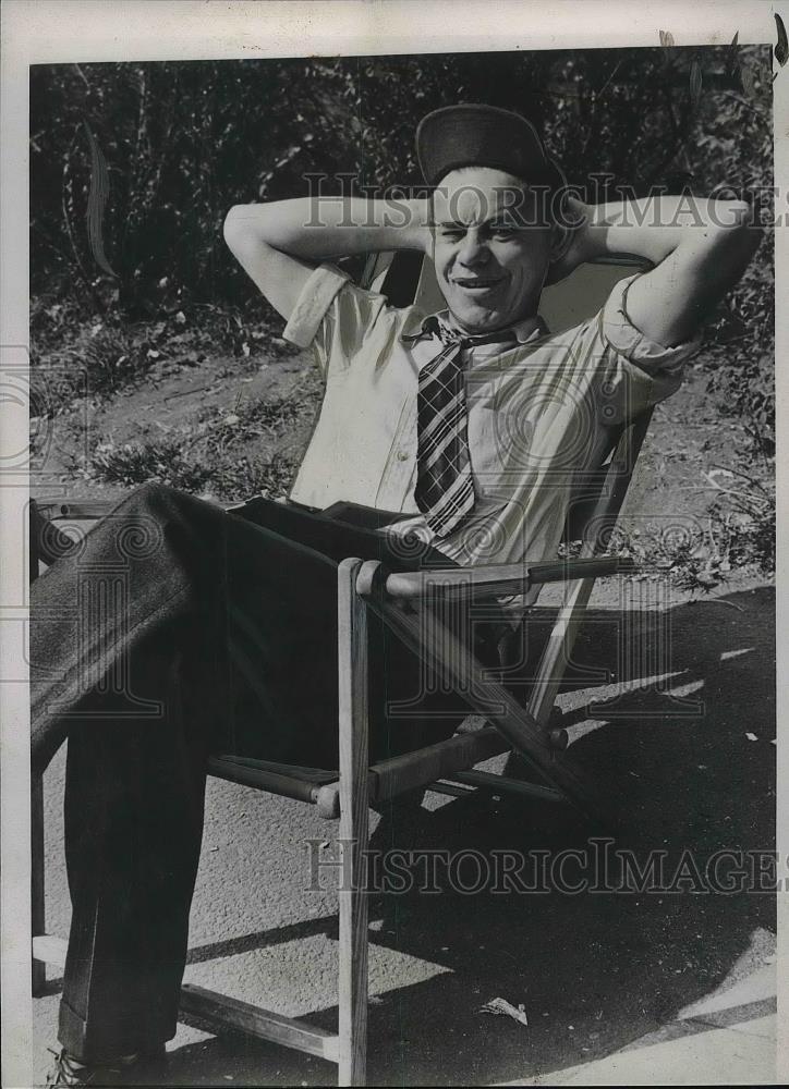 1939 Press Photo Mr Art Happer Frisco relaxes in a lawn chair - Historic Images