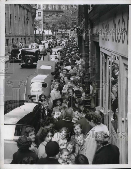 1956 Press Photo Parents Lined Up With Children At Theater In French Capital - Historic Images