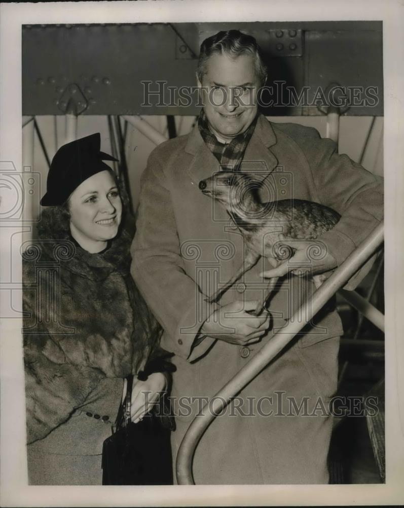 1939 Press Photo Mr. and Mrs. Carveth Wells with a stuffed Plandok - Historic Images