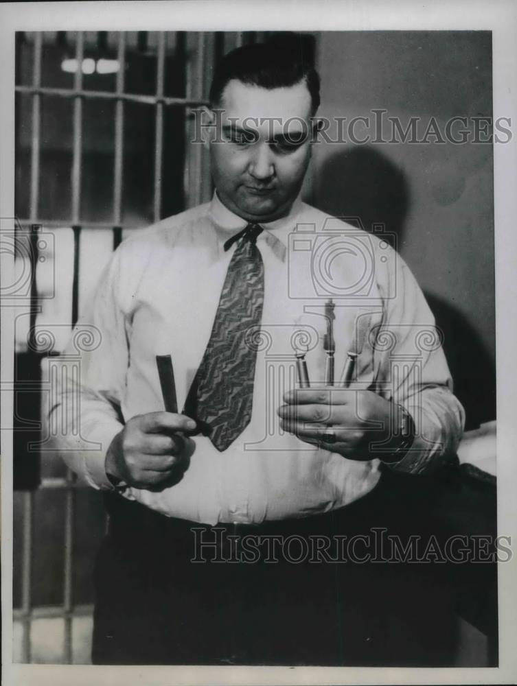 1934 Press Photo Lloyd Dulaney Jail Guard - Historic Images