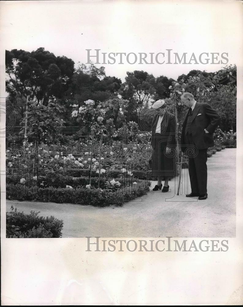 1957 Press Photo Hundreds of roses attract tourists to "La Rosaleda" in Madrid's - Historic Images