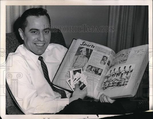 1960 Press Photo Ray Conroy Points To Newspaper - Historic Images