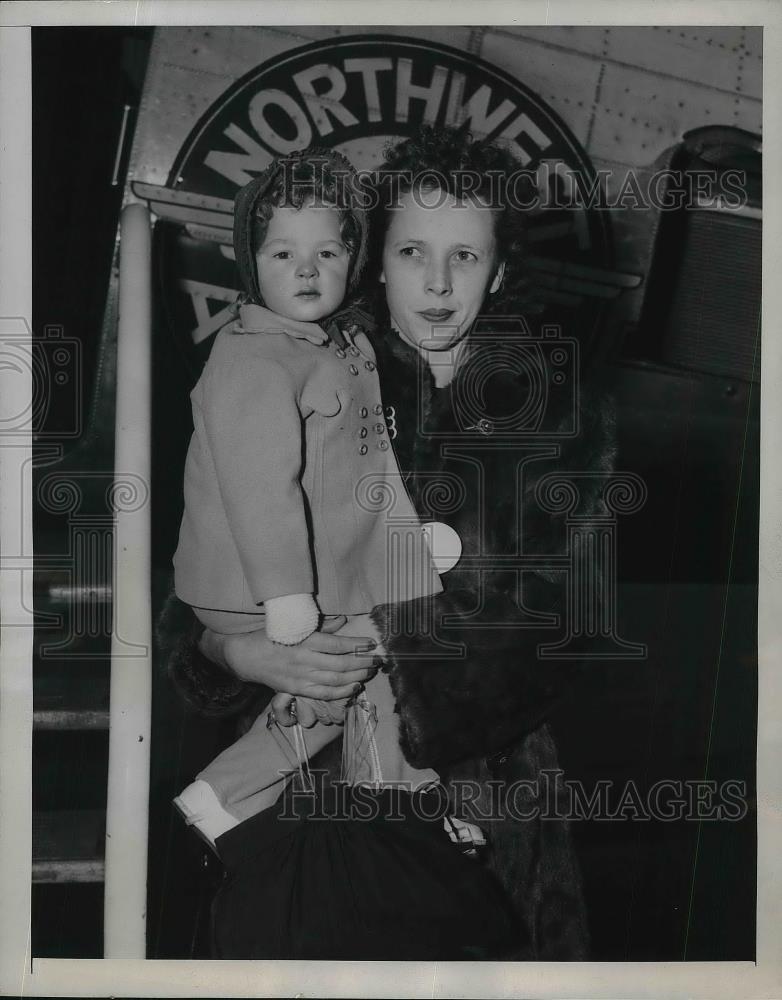 1945 Press Photo Judy Hackman arrive in N.Y for Cardiac Condition by Operation - Historic Images