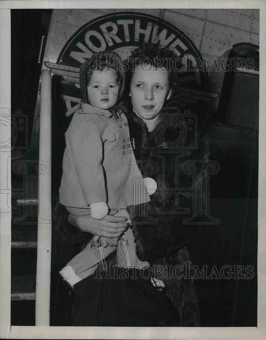 1945 Press Photo Judy Hackman arrive in N.Y for Cardiac Condition by Operation - Historic Images