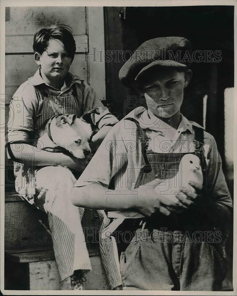 1922 Press Photo Allen McCown &amp; Fred Smith became heroes by saving their chum - Historic Images