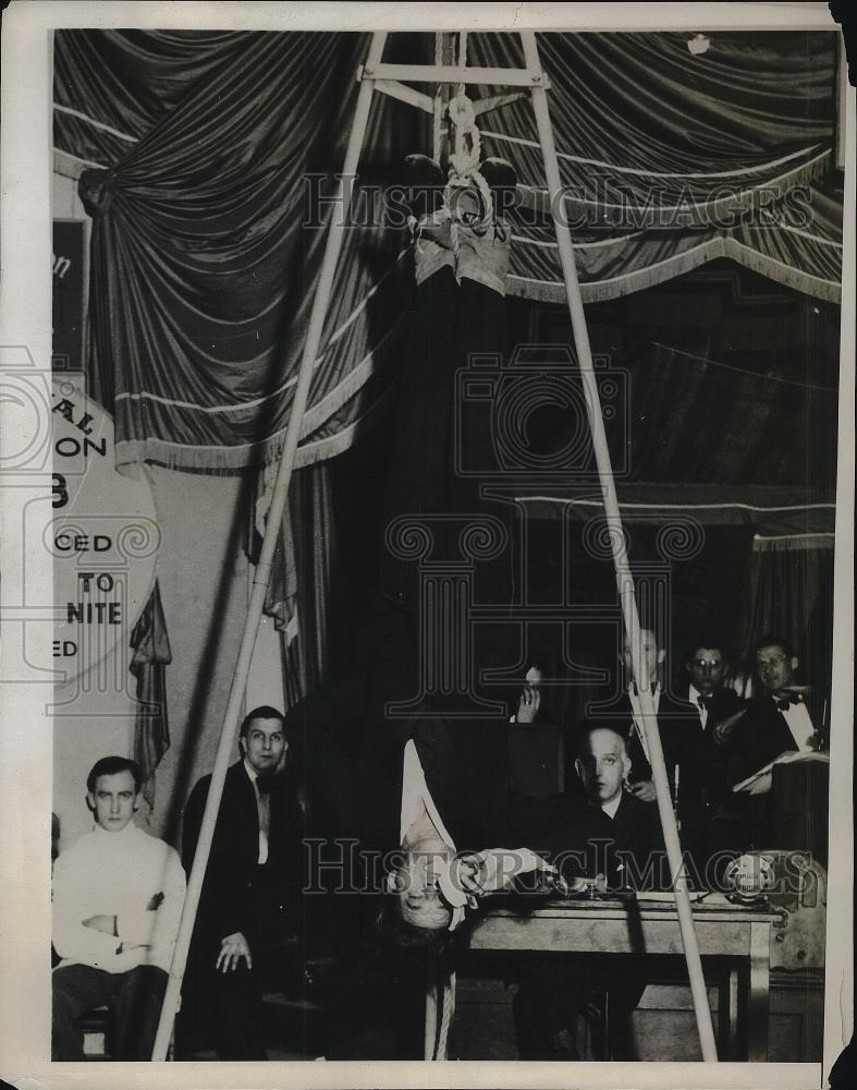 1932 Press Photo Johny Rieck hangs by his feet in a marathon - Historic Images