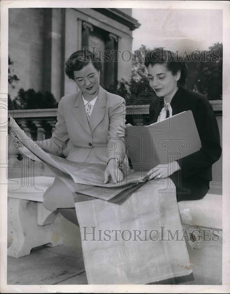 1955 Press Photo Mrs A. Mason Leigh &amp; Mrs Rbt S. Stockton - Historic Images