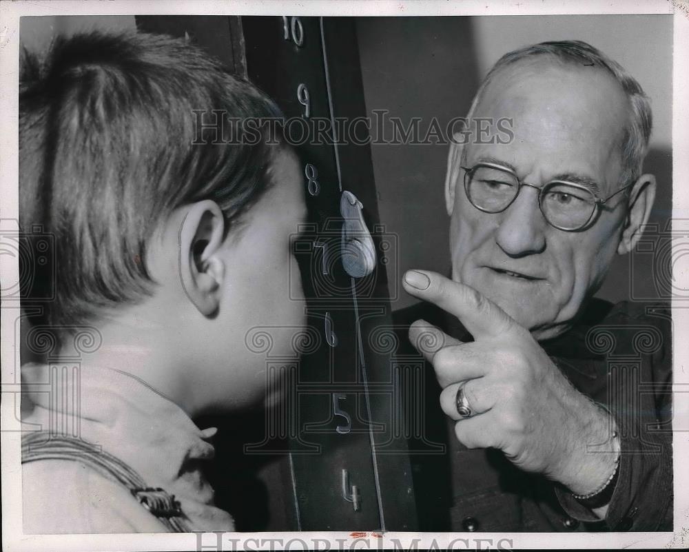 1950 Press Photo Wes Engles clockshop owner - Historic Images