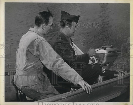 1946 Press Photo Jack Fouche, T/5 Louis E. O'Laughlin, Champion Outboard Motor - Historic Images