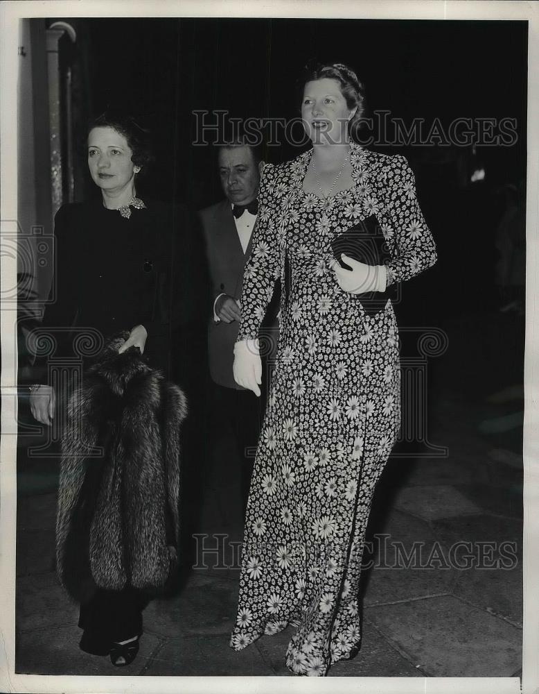 1940 Press Photo Mrs.Joseph McKee wife of N.Y. Mayor in Paramount Theater. - Historic Images