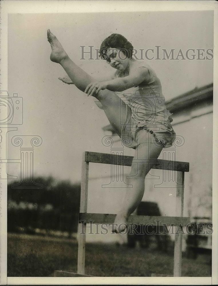 1927 Press Photo Susan Johnson running the Hurdles - Historic Images