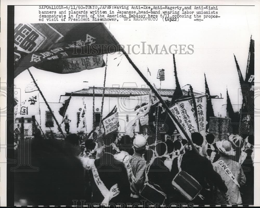 1960 Press Photo Japanese Labor Unionists demonstrate at U.S. Embassy - Historic Images