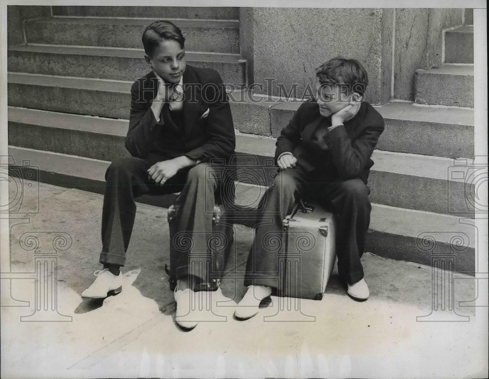 1935 Press Photo Runaways Chester Rice, Joseph Behan, Wait At Police Station - Historic Images