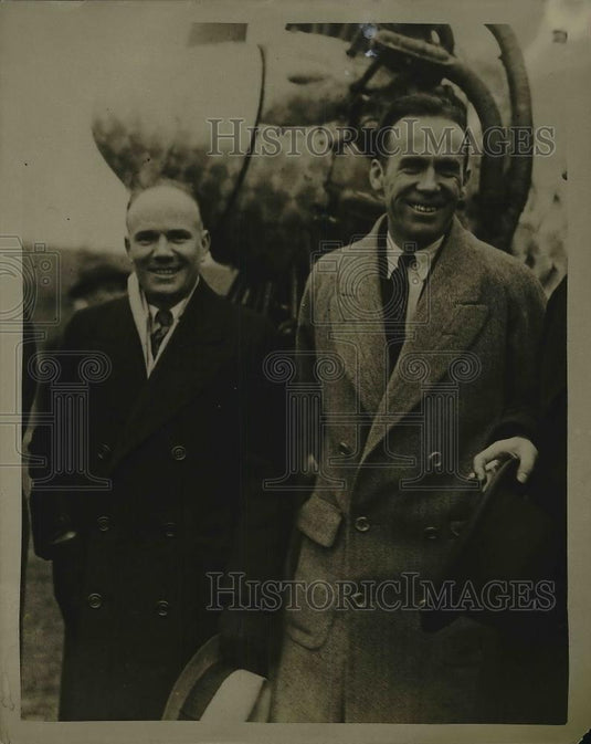 Press Photo Leslie Hendershott and Barr Leat at Bettles Field. - Historic Images
