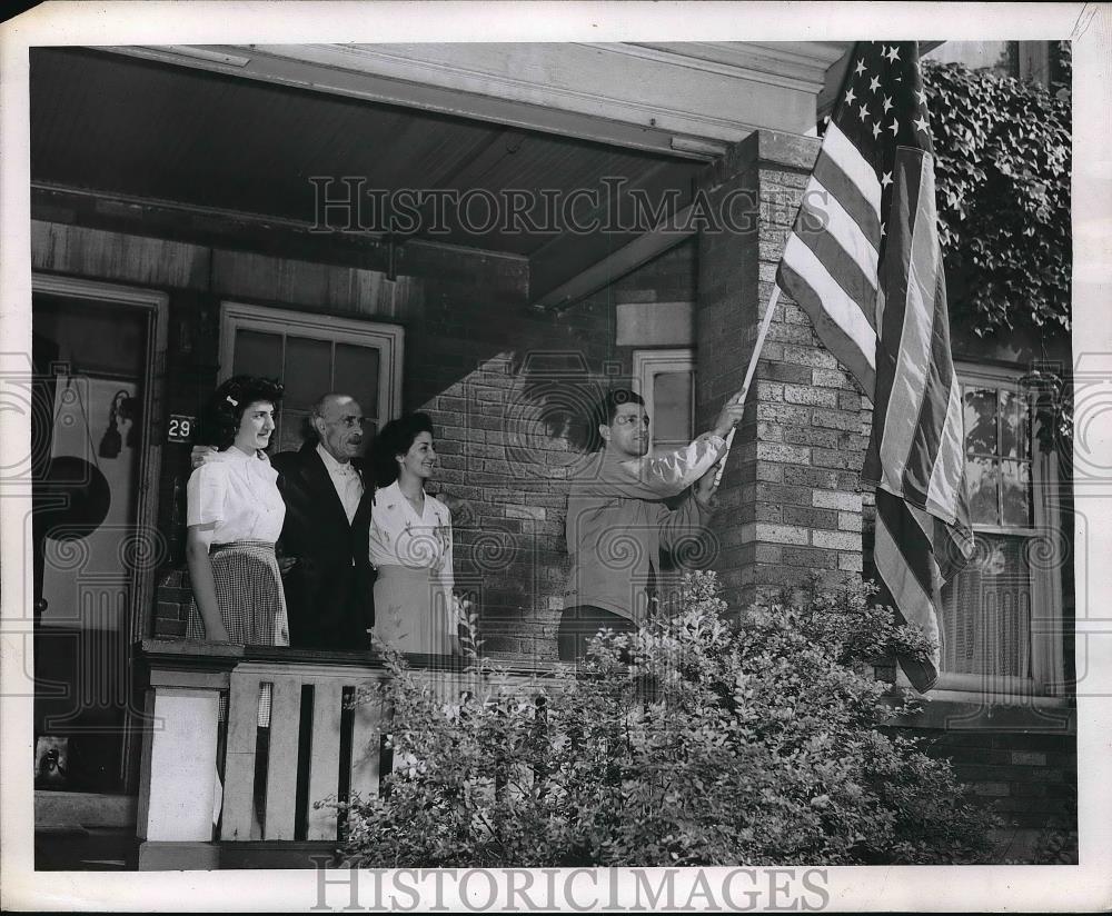 1946 Press Photo Marine Charles T Dunn Raises American Flag At His Detroit Home - Historic Images