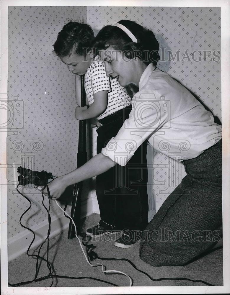 1960 Press Photo Geraldine Paterson And Son, Ricky, Fix Hazards Around House - Historic Images