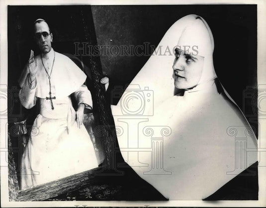 1941 Press Photo Sister Maria Giannini & photo of Pope Pius XII - Historic Images