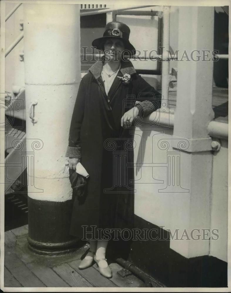 1930 Press Photo Duchess of Ahtroll English woman arriving S.S&gt; Caronia - Historic Images