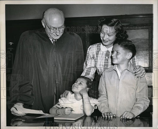 1949 Press Photo Judge Walter LaBuy Swears In Mary, Robert Wee As US Citizens - Historic Images