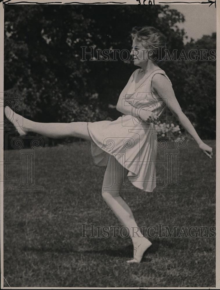 1923 Press Photo Socialite Emily Watts practicing JuJitsu - Historic Images