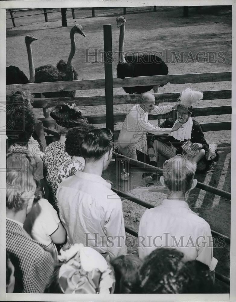 1945 Press Photo LA, Calif. Ostrich fam &amp; JP Gregory &amp; Jim Moran - Historic Images