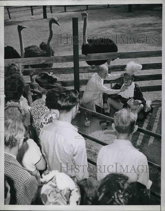 1945 Press Photo LA, Calif. Ostrich fam & JP Gregory & Jim Moran - Historic Images
