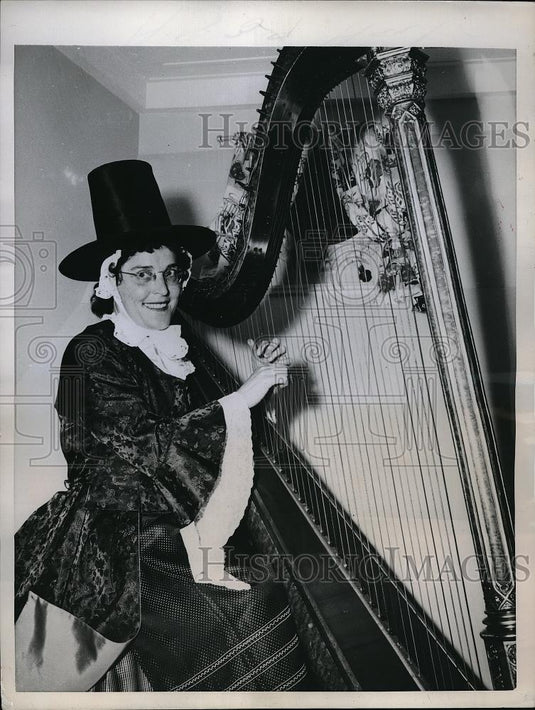 1957 Press Photo Mrs. Francis Mon Jones playing a harp - Historic Images