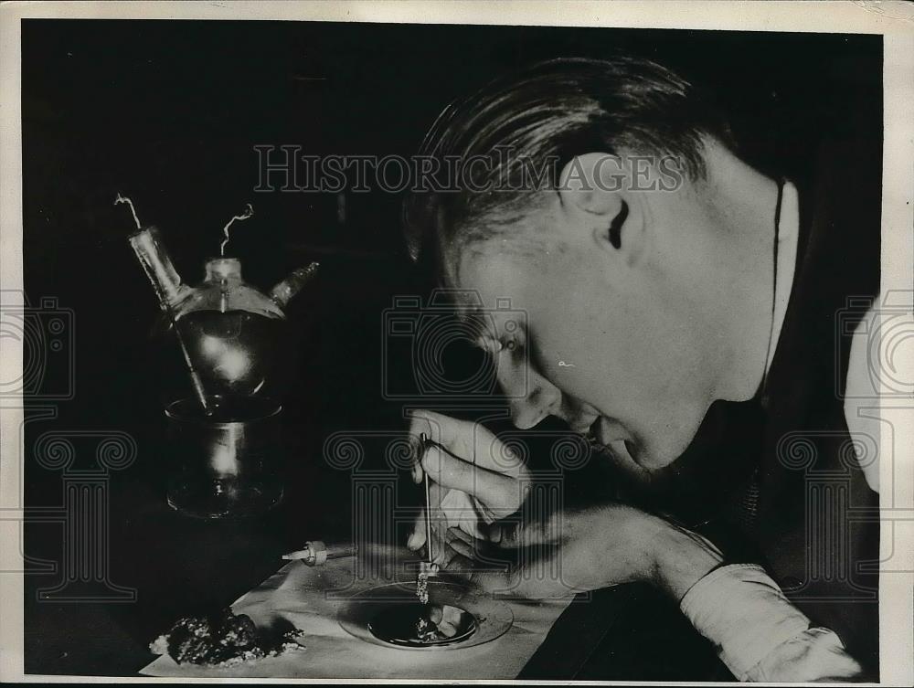 1933 Press Photo Dr Leon Ludwig Demonstrates Pencil Lead Igniter - Historic Images