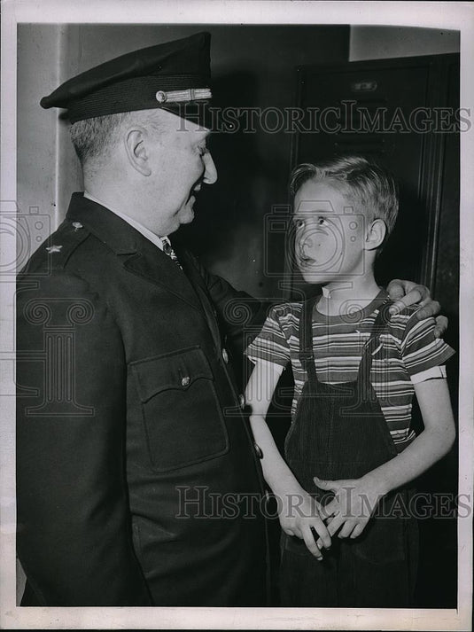 1944 Press Photo Bobby Denlin & policeman Capt Pat O'Shea in Chicago - Historic Images