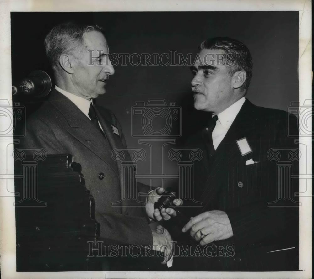 1943 Press Photo Walter Dear &amp; Linwood Noyes, publishers - Historic Images