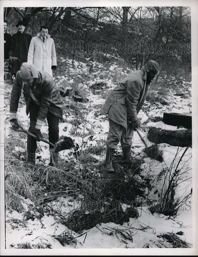 1968 Press Photo Police searching for bodies at Rockefeller Park - Historic Images