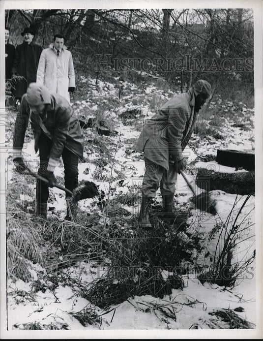 1968 Press Photo Police searching for bodies at Rockefeller Park - Historic Images