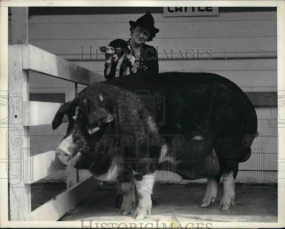 1936 Press Photo Mrs GL Dunlap&#39;s Champion Hog Weighing 1074 Pounds - Historic Images