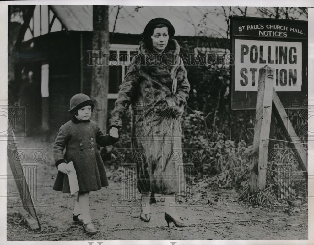 1935 Press Photo Judith Marilyn Brooks, Four Year Old Voter with Mother - Historic Images