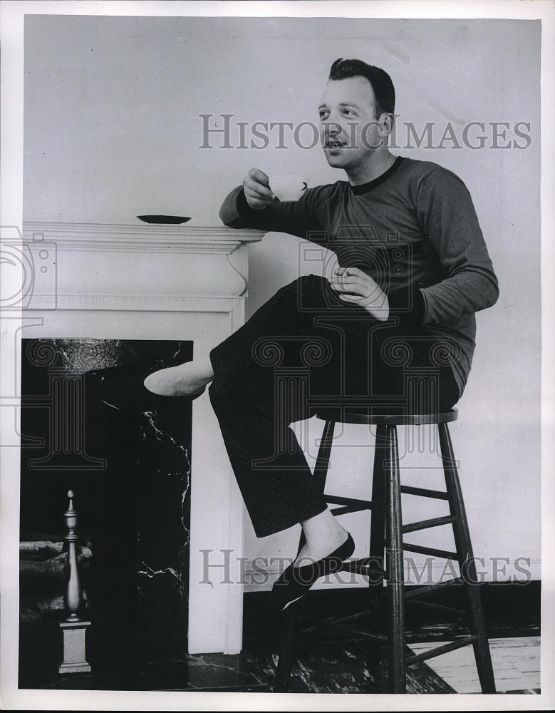 1958 Press Photo man modeling men&#39;s pajama fashion - Historic Images