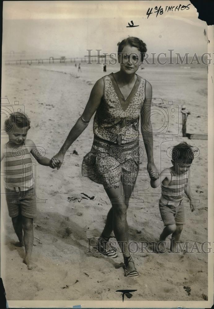 1928 Press Photo Mrs Fraxner &amp; Children Bettina &amp; Robert Vacationing - Historic Images