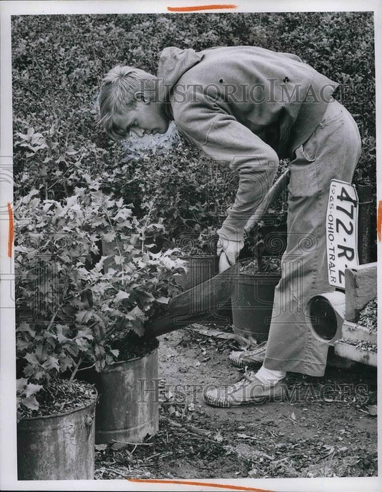 Press Photo James Thomas-Fairport At Bosley's Nursery In Mentor - Historic Images