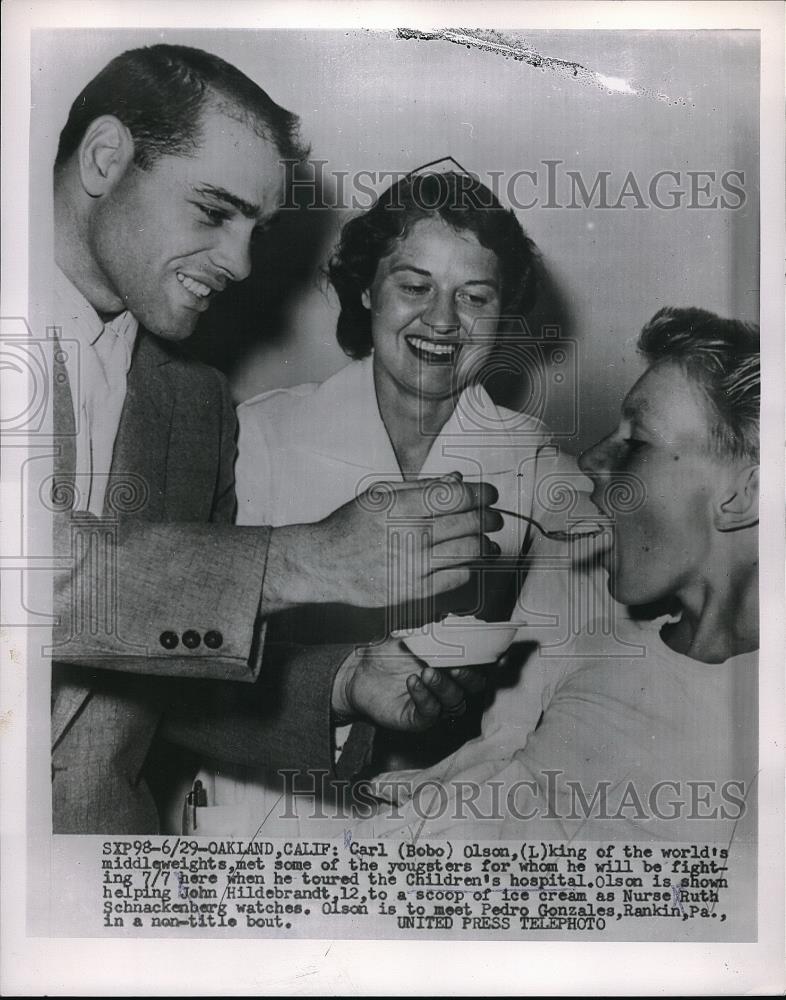 1954 Press Photo boxer Carl (Bobo) Olson visits Children&#39;s Hospital - Historic Images