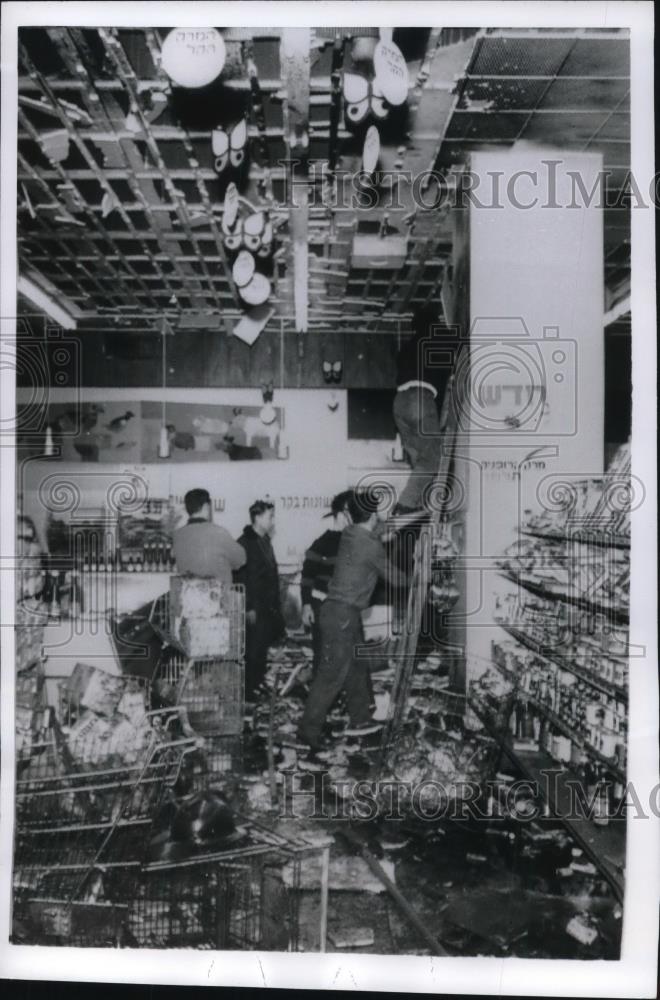 1969 Press Photo Jerusalem Damage to Supermarket After Bomb - Historic Images