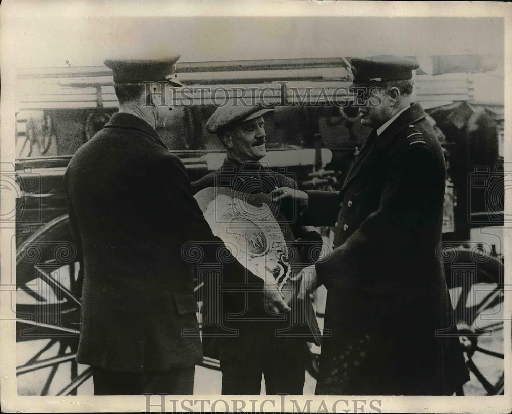 1929 Press Photo Stannnard, H, Langley, Capt. Rashleigh, Board of Trade Shield - Historic Images