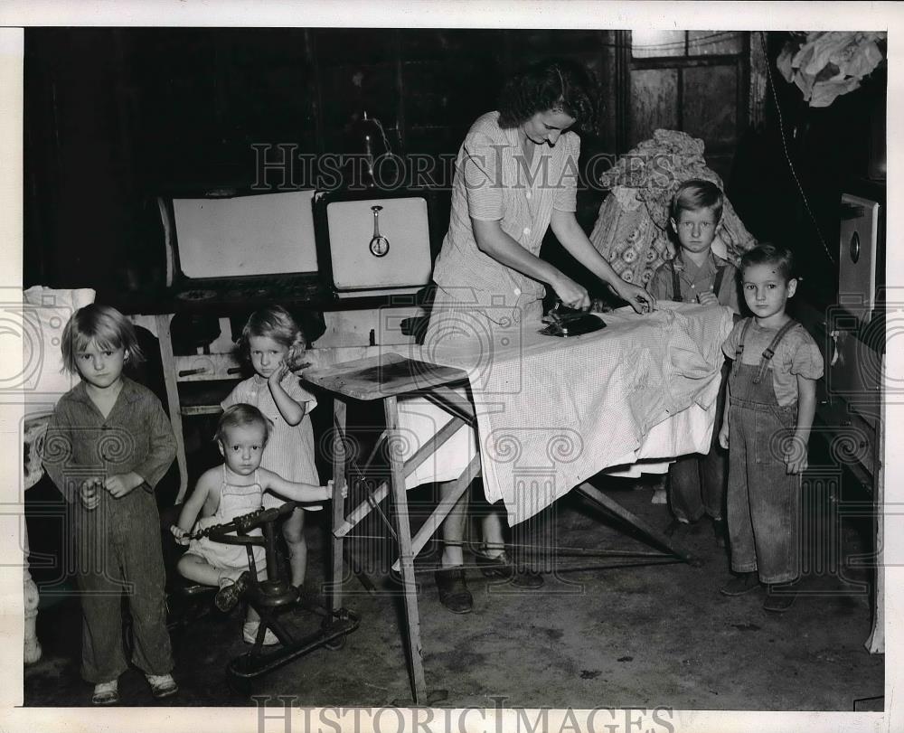 1944 Press Photo LaChances Live In One Room While Father, Ivan, Serves In Navy - Historic Images