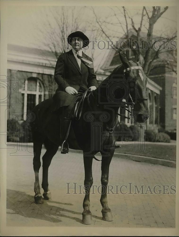 1927 Press Photo Mrs. John Higgins who is wintering at the noted winter resort - Historic Images