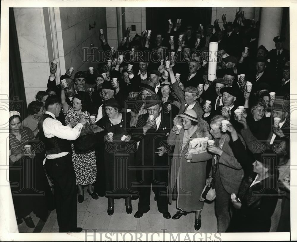 1932 Press Photo Crowd at City Hall recieves free coffee - Historic Images