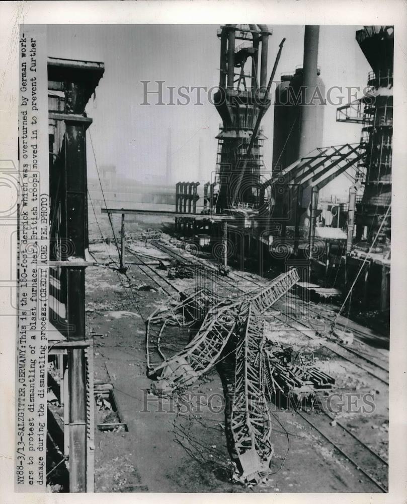 1950 Press Photo 180-derrick was overturned by German workers, Salzgitter - Historic Images