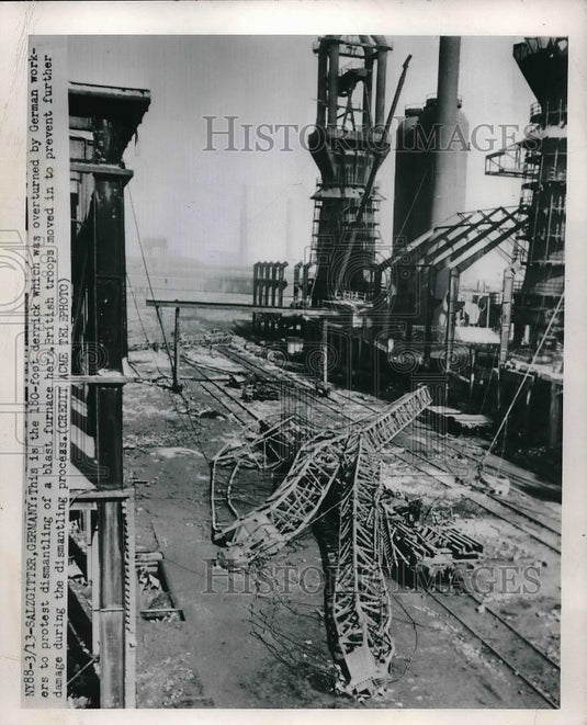 1950 Press Photo 180-derrick was overturned by German workers, Salzgitter - Historic Images