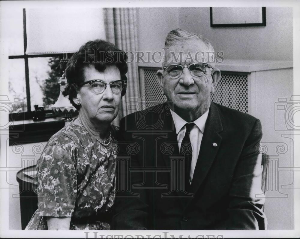 1967 Press Photo Mr. and Mrs Warren Hall posing for photo - Historic Images