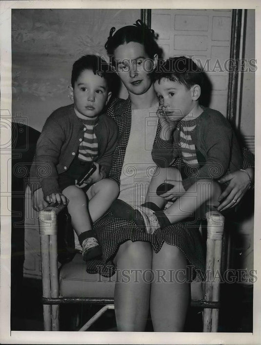 1946 Press Photo Mrs. James L. Hughes to introduce her twin sons Winston and - Historic Images