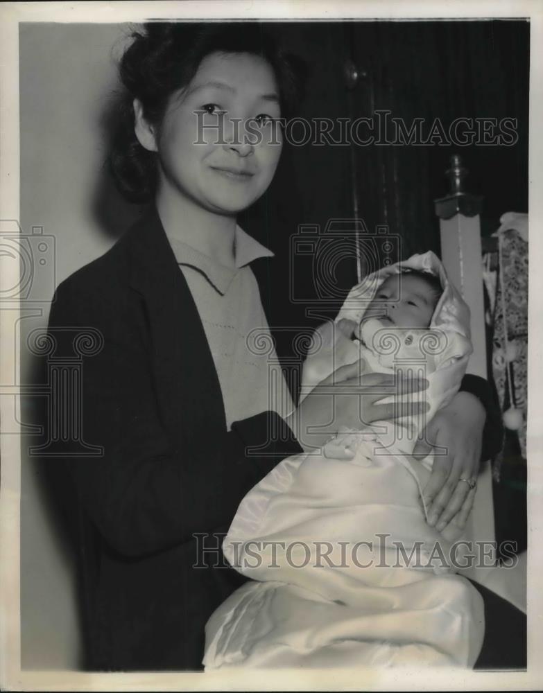 1939 Press Photo Mrs Juro Walanabe &amp; New Baby Arriving in New York - Historic Images